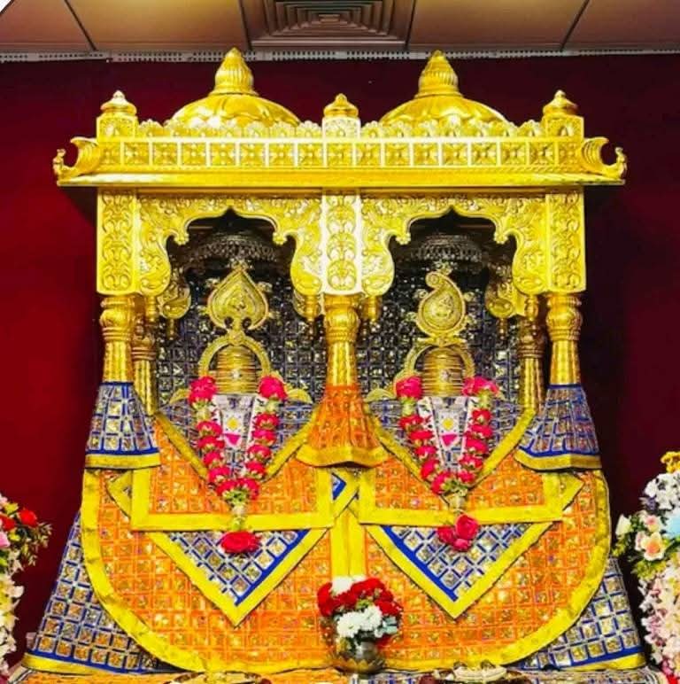 #श्री_राजश्यामा_सदा_सहाय_❣️

श्री ५ नवतनपुरी धाम खी़जडा मंदिर 🙏
श्री राज_श्यामा यूगल स्वरूप सेवा 🚩
१९/११/२५ बुधवार नित्य श्रूंगार दर्शन 
सभी को मंगल प्रेम प्रणाम 🙏❣️ 
सभी का दिन मंगलमय हो 🌹