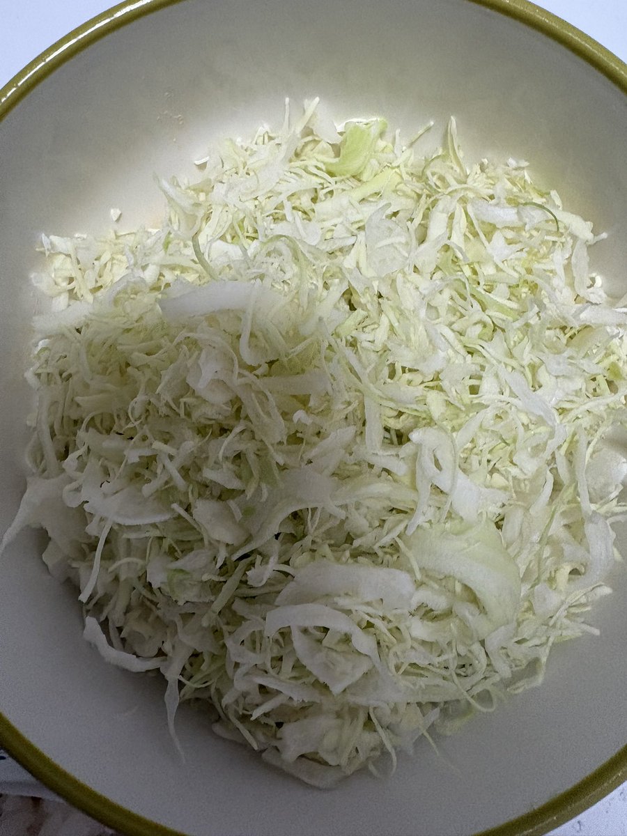 cabbage184184's tweet image. 失礼します。
（মাফ করবেন, ）

キャベツです。
（এটা বাঁধাকপি।）

#SCD
#キャベツ
#cabbage 
#失礼しますキャベツです 
#野菜