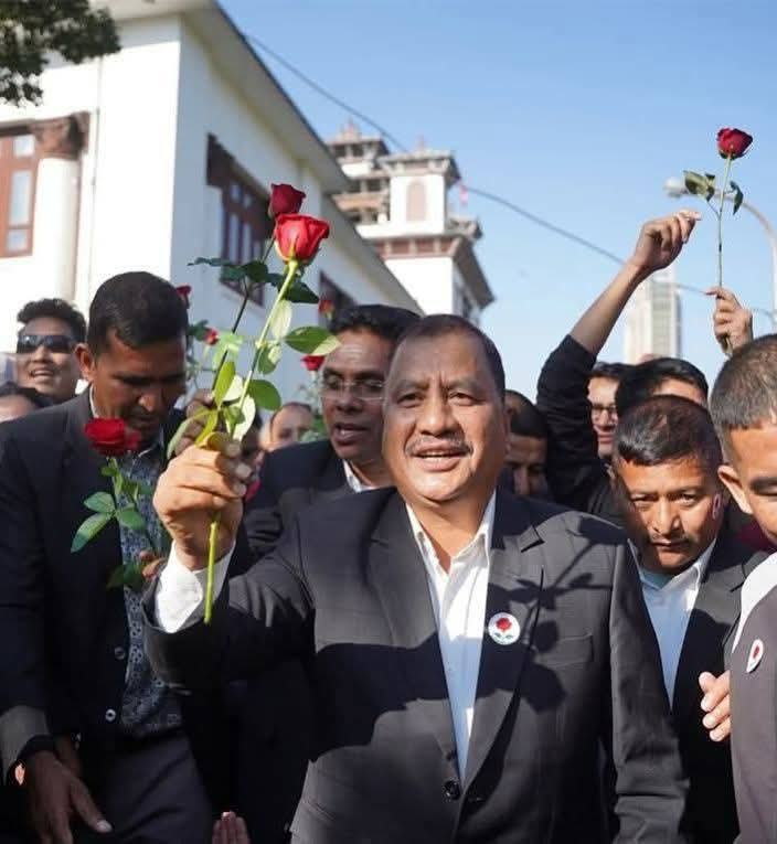 baabajee's tweet image. हातमा गुलाब लिएको यस्तो मजाले सुहाउने विप्लवले यतिका बर्ष किन बन्दुक समाए होलान्? ढिलै भएपनि #Bullet छोडेर #Ballot को यात्रा आरम्भ गरेकोमा विप्लवलाई शुभकामना तर छ नि छोरो चैं अँझ अराजकपथमै छ जस्तो उसको अभिव्यक्ति सुन्दा लाग्दैछ, उसलाई पनि गुलाव थमाएर चुनावतिर परिचालन गर्नु !👍