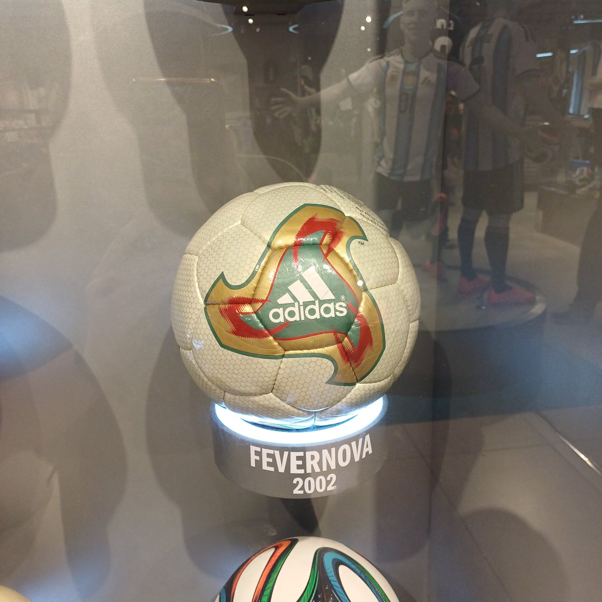 leon2003 tweet media