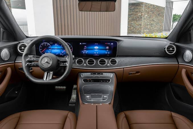 yourtechguyyy's tweet image. Oh nice, I feel the very latest Mercedes is just big screens 

But I prefer first gen MBUX which is like 2018-2022 — this gen is perfect balance, clean interior

Image 1 and 2: A Class hatch W177
(2018-2022) pre facelift 

Image 3 and 4: E Class sedan W213 
(2020-2024) facelift