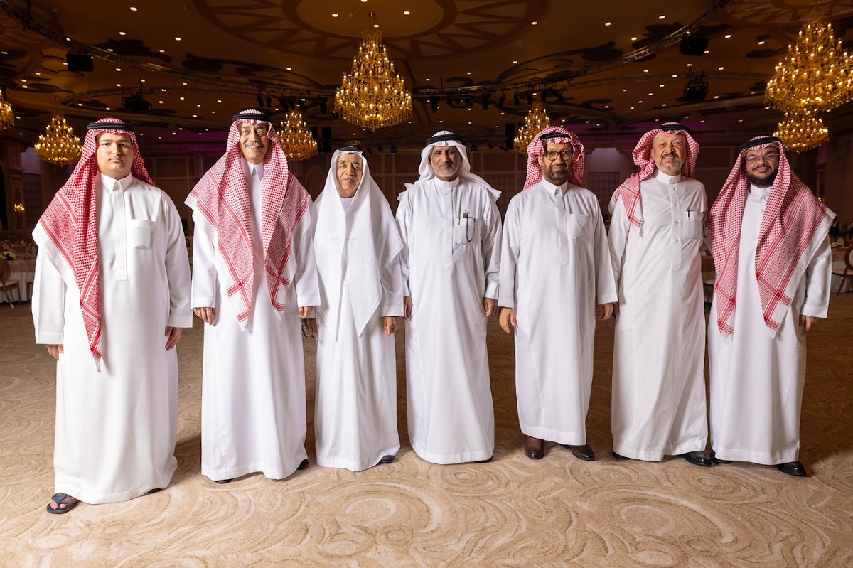 تهنئة و مباركة
تلقيت دعوة كريمة من الأستاذ القدير سمير بن محمد بن علي آل الكمال بمناسبة عقد قران أبنه البار عبدالله بن سمير بن محمد آل الكمال يوم الجمعة 1447/5/23 الموافق 2025/11/14 وذلك بقاعة قصر القصر بشمال جدة بارك الله لهما وبارك عليهما وجمع بينهما في خير كانت ليلة مباركة تحت