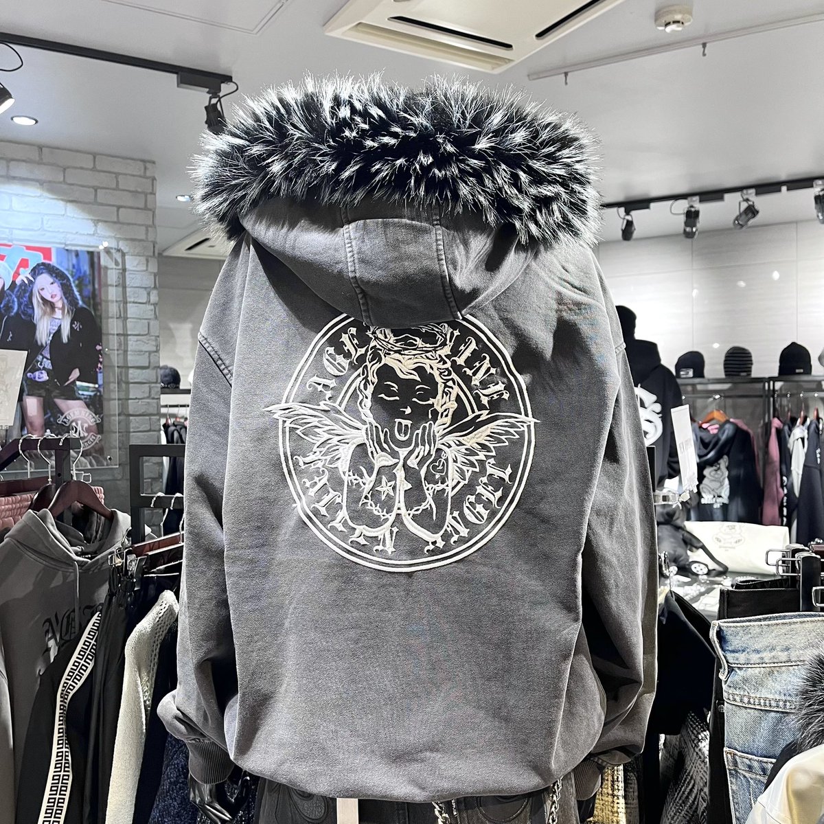 A'GEM/9にいろんなデザインの ファーパーカーを発見⛓️‍💥 今の季節に