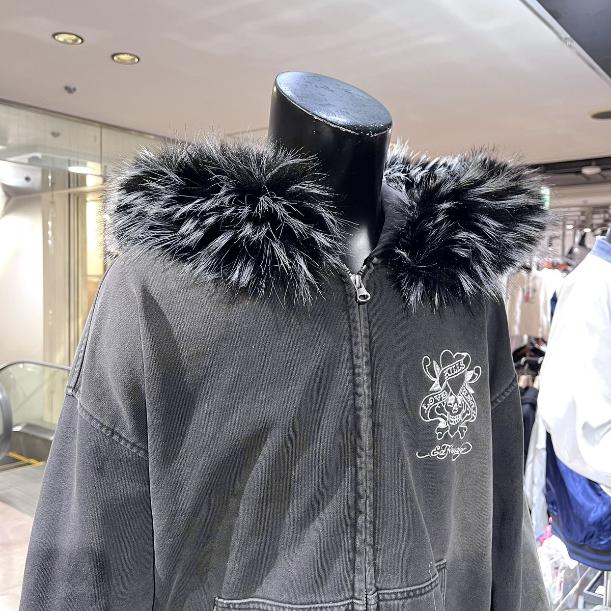 A'GEM/9にいろんなデザインの ファーパーカーを発見⛓️‍💥 今の季節に