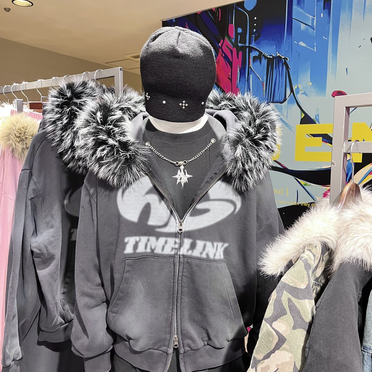 A'GEM/9にいろんなデザインの ファーパーカーを発見⛓️‍💥 今の季節に