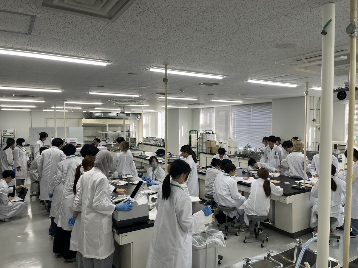 LPC_Josai's tweet photo. 2年生の薬科学実習が行われました！
今回は経口製剤の基礎を、製剤の作り方から薬の放出まで一連の流れで評価する実験でした！

#薬科学科　#城西大学　#薬学部　#研究 https://t.co/apEd9swlUr