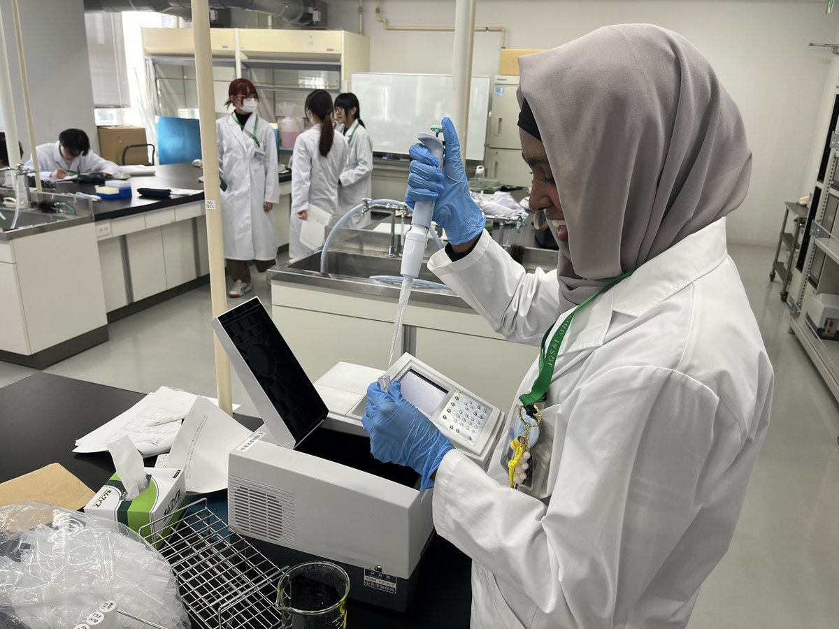 LPC_Josai's tweet photo. 2年生の薬科学実習が行われました！
今回は経口製剤の基礎を、製剤の作り方から薬の放出まで一連の流れで評価する実験でした！

#薬科学科　#城西大学　#薬学部　#研究 https://t.co/apEd9swlUr
