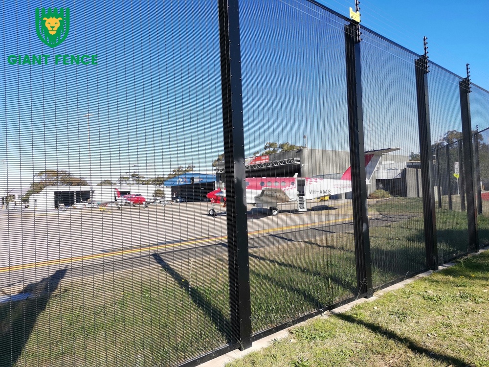 LisaWan02534890's tweet image. High-security made clear: Giant Fence 358 mesh delivers maximum protection with unobstructed visibility. #metal #mesh #manufacturing #giantfence #manufacture #safety #giantfence #chinafence #fence #358fence
