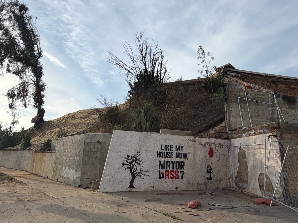 Graffiti covers the entire city, but somehow Karen Bass got the artwork on this dirt lot covered in a matter of days? The owner did not have it painted, so one must assume the Mayor couldn’t handle the criticism.