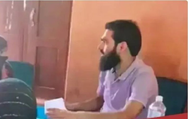 epanchjanya's tweet image. गिरफ्तार डॉ. आदिल अहमद डार के मोबाइल से मिलीं कश्मीरी लड़कियों की तस्वीरें व वीडियोज़।

फरीदाबाद आतंकी मॉड्यूल मामले में सहारनपुर से गिरफ्तार आरोपी आतंकी डॉक्टर मोहम्मद आदिल अहमद डार के मोबाइल फोन से कई कश्मीरी लड़कियों की तस्वीरें और वीडियोज़ मिले हैं।

ऐसे में शक जताया जा रहा…