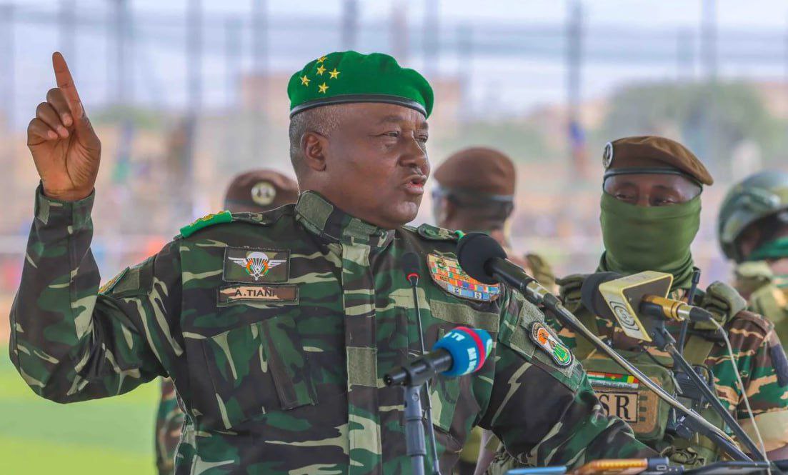 Oumar_Alansari's tweet image. رئيس النيجر: اجتماع سري في دولة مجاورة.. ومخطط لتقسيم #مالي إلى أربع &quot;إمارات&quot;
 
#Mali #Bamako #JNIM #NIGER 
وكالات : كشف رئيس النيجر، الجنرال عبد الرحمن تياني، عن ما وصفه بـ&quot;مؤامرة إمبريالية&quot; تستهدف منطقة الساحل الأفريقي، مشيرًا إلى مخطط لتقسيم مالي إلى أربع &quot;إمارات&quot;، ووضع النيجر…