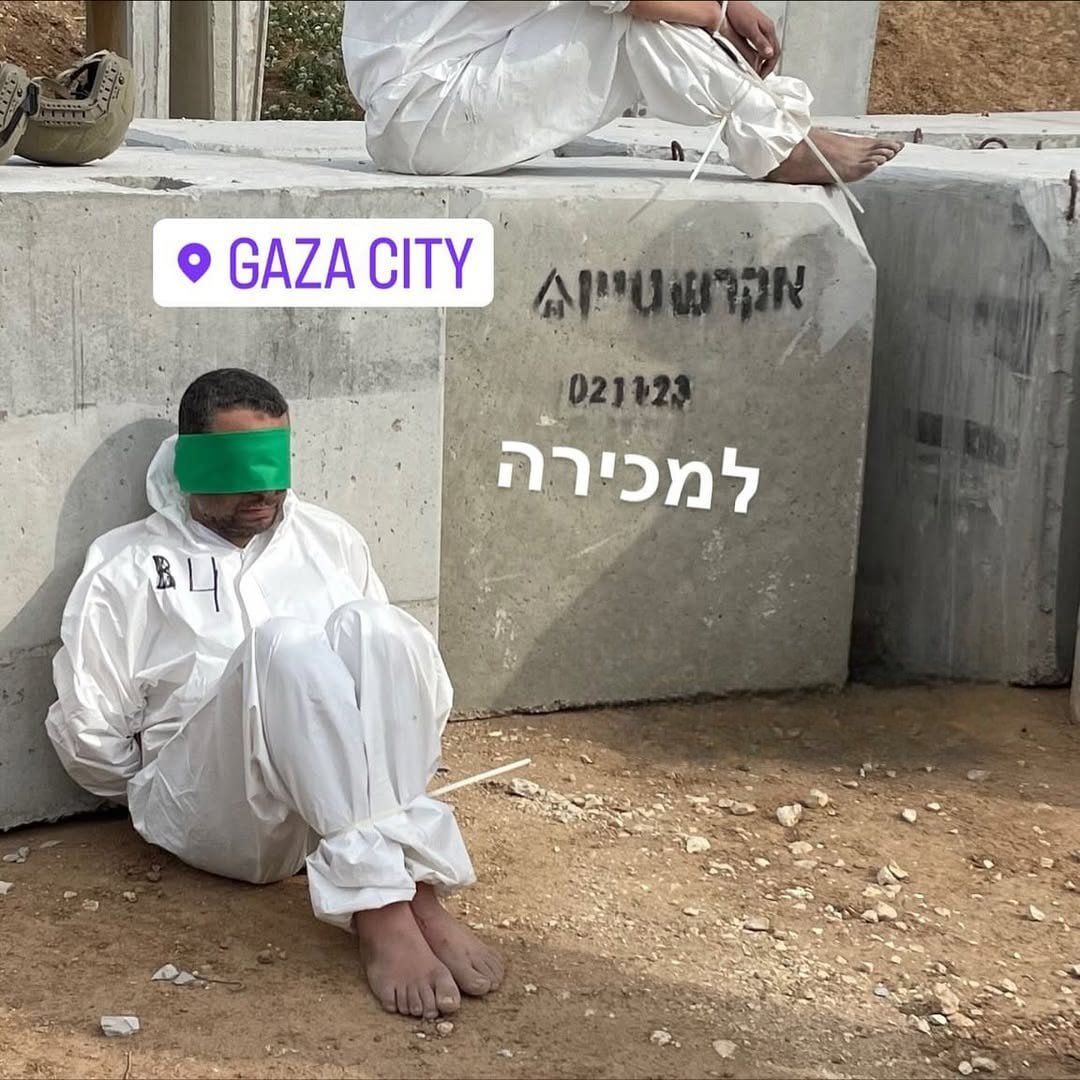 "Palestino en venta".

Un soldado sionista publicó esta foto en sus redes sociales, con un palestino secuestrado y maniatado dentro de un campo de concentración en la Franja de Gaza, se desconoce el paradero de esta persona secuestrada.

El rehén tiene un número 4 en su uniforme,