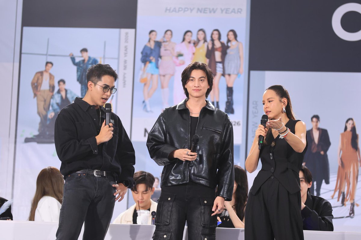 startalkent's tweet photo. “เจมส์จิ - เบลล่า” แท๊กทีม “กลัฟ - เก้า - พีพี” นำทัพซุปตาร์ช่อง 3

ประเดิมแจกลายเซ็นปฏิทินวันแรก! สุดคึกคัก

ประเดิมวันแรก (18 พ.ย. 68) กับงานแจกลายเซ็นปฏิทินปี 2569 สุดคึกคัก สองพระนางจากละคร “เจ้าคุณพี่กับอีนางคำดวง” อย่าง เจมส์ จิรายุ และ เบลล่า ราณี นำทีมเหล่าซุปตาร์ช่อง 3 ไม่ว่าจะเป็น กลัฟ คณาวุฒิ, เก้า นพเก้า, พีพี ปุญญ์ปรีดี, มาสุ จรรยางค์ดีกุล, น้ำฟ้า ธัญญภัสร์, จูเนียร์ กาจบัณฑิต, ฟลุ๊คจ์ พงศภัทร์, เดนิส เจลีลชา และ เฟรนด์ พีระกฤตย์ มาร่วมสร้างความสุข มอบรอยยิ้มและเสียงหัวเราะให้กับแฟน ๆ ที่มารอรับปฏิทินวันแรกกันอย่างล้นหลาม ทำเอามาลีนนท์แทบแตกกันเลยทีเดียว!

            บรรยากาศภายในงานเต็มไปด้วยความน่ารักของเหล่านักแสดงช่อง 3 ที่พร้อมมอบความรักให้แฟน ๆ ที่มารอกันมากมาย โดยมี 2 พิธีกร สายฝน ชีช้าง และ เป็นไต๋ นัฐนิช ขึ้นมาดำเนินความสนุกและร่วมพูดคุยกับเหล่าซุปตาร์อย่างใกล้ชิด ซึ่งแต่ละคนต่างพากันวอร์มมือมาอย่างเต็มที่ แถมยังหยอดคำหวานให้แฟน ๆ ช่วยเป็นกำลังใจในการเซ็นปฏิทินครั้งนี้ด้วย

            เปิดตัวด้วยสมาชิกครอบครัวตัว ย. “จูเนียร์-เดนิส-เฟรนด์” ซึ่งครั้งนี้เป็นการเซ็นปฏิทินปีแรกของหนุ่มเฟรนด์ด้วย งานนี้ทั้ง 3 คนมาอัปเดตผลงานพร้อมฝาก ธี่หยด 3 ยังรับชมได้ทุกโรงภาพยนตร์ ต่อด้วยหนุ่ม “ฟลุ๊คจ์ พงศภัทร์” ที่มาโชว์ลักยิ้มหวานทำแฟน ๆ ใจละลายไปตาม ๆ กัน ขณะที่สาวน้อย “น้ำฟ้า” กับหนุ่มขี้เล่น “มาสุ” แสดงพลังพร้อมสู้กับการเซ็นปฏิทิน แต่หนุ่มมาสุดันโดนจูเนียร์แฉยับเรื่องการเซ็นปฏิทินช้า รอบนี้เลยแก้มือเร่งสปีดสุด ๆ ทางด้านคู่หวาน “เก้า-พีพี” ที่มาพร้อมกับบงฟ้า เสิร์ฟความน่ารักสดใสและโมเมนต์สุดหวานให้แฟน ๆ ได้ฟินไปตาม ๆ กัน ฟากหนุ่มฮอตอย่าง “กลัฟ” แค่เปิดตัวก็เรียกเสียงกรี๊ดสนั่นมาลีนนท์ มีแฟนคลับทั้งไทยและอินเตอร์แฟนมารออย่างอบอุ่น ขณะที่ “เจมส์จิ - เบลล่า” พลัดกันยิงมุกไม่พัก แถมโชว์ท่าสุดฮิตของเด็กเจนซีเรียกรอยยิ้มไม่หยุด พร้อมขอบคุณแฟน ๆ สำหรับการติดตามละคร เจ้าคุณพี่กับอีนางคำดวงมาโดยตลอด!

            สำหรับงานแจกลายเซ็นปฏิทินนักแสดงช่อง 3 ยังคงมีต่อเนื่องอีก 4 วันเท่านั้น!โดยวันพุธที่ 19 พฤศจิกายน และวันพฤหัสบดีที่ 20 พฤศจิกายนนี้ พบกันได้ที่ ลานด้านข้างอาคารมาลีนนท์ ตั้งแต่เวลา 16.00 น. เป็นต้นไป ขณะที่วันหยุดสุดสัปดาห์ วันเสาร์ที่ 22 พฤศจิกายน เวลา 11.00 น. ณ บิ๊กซีเพลส รัชดาภิเษก ปิดท้ายด้วยวันอาทิตย์ที่ 23 พฤศจิกายน เวลา 11.00 น. ณ บิ๊กซี บางพลี แฟน ๆ ที่อยากจะพบปะนักแสดงที่คุณชื่นชอบ สามารถติดตามรายละเอียดเพิ่มเติมได้ที่ Ch3Thailand และ 3Plus หนึ่งปีมีครั้งเดียวเพราะฉะนั้น ห้ามพลาดเด็ดขาด! #ดูทีวีกด33ดูออนไลน์ที่3Plus
