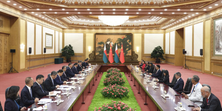 مڈغاسکر بدامنی کے درمیان چین کی افریقی حکمت عملی جانچ پڑتال کے تحت

 • مڈغاسکر میں حالیہ پرتشدد مظاہروں نے، چینی ملکیت کے کاروباروں کو نشانہ بنایا اور بجلی کی بندش، پانی کی قلت، اور زندگی کے اخراجات پر شکایات کی وجہ سے، افریقہ میں چین کے معاشی غلبہ کے خلاف بڑھتی ہوئی ناراضگی کو