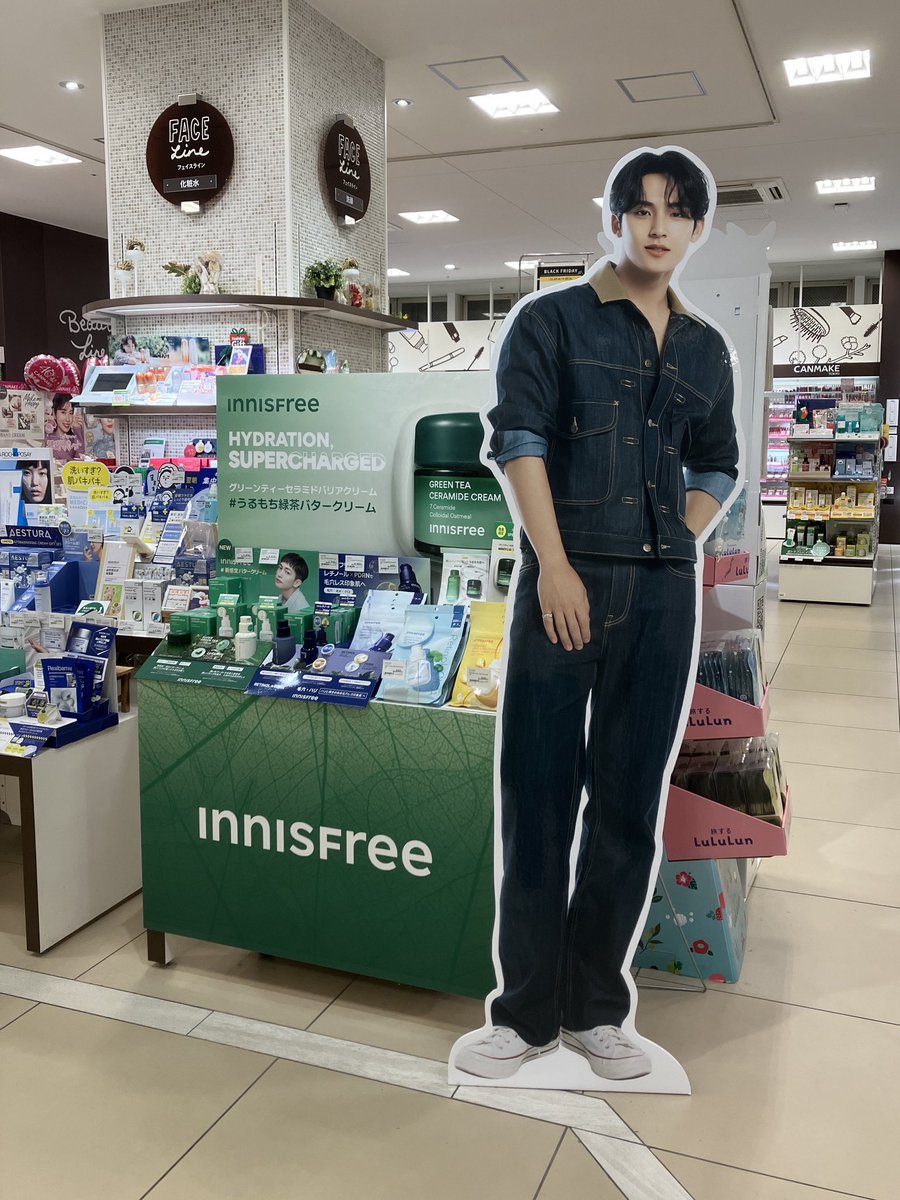 ＼2Fで開催中！／
イニスフリー POP UP🌿

2Fではアンバサダーの #SEVENTEEN #ミンギュ さんがお出迎えしてくれます✨

「グリーンティー セラミド バリアクリーム」を買うとミンギュさんのIDフォトセットをプレゼント🎁

ぜひお越しください！

#イニスフリー #Innisfree