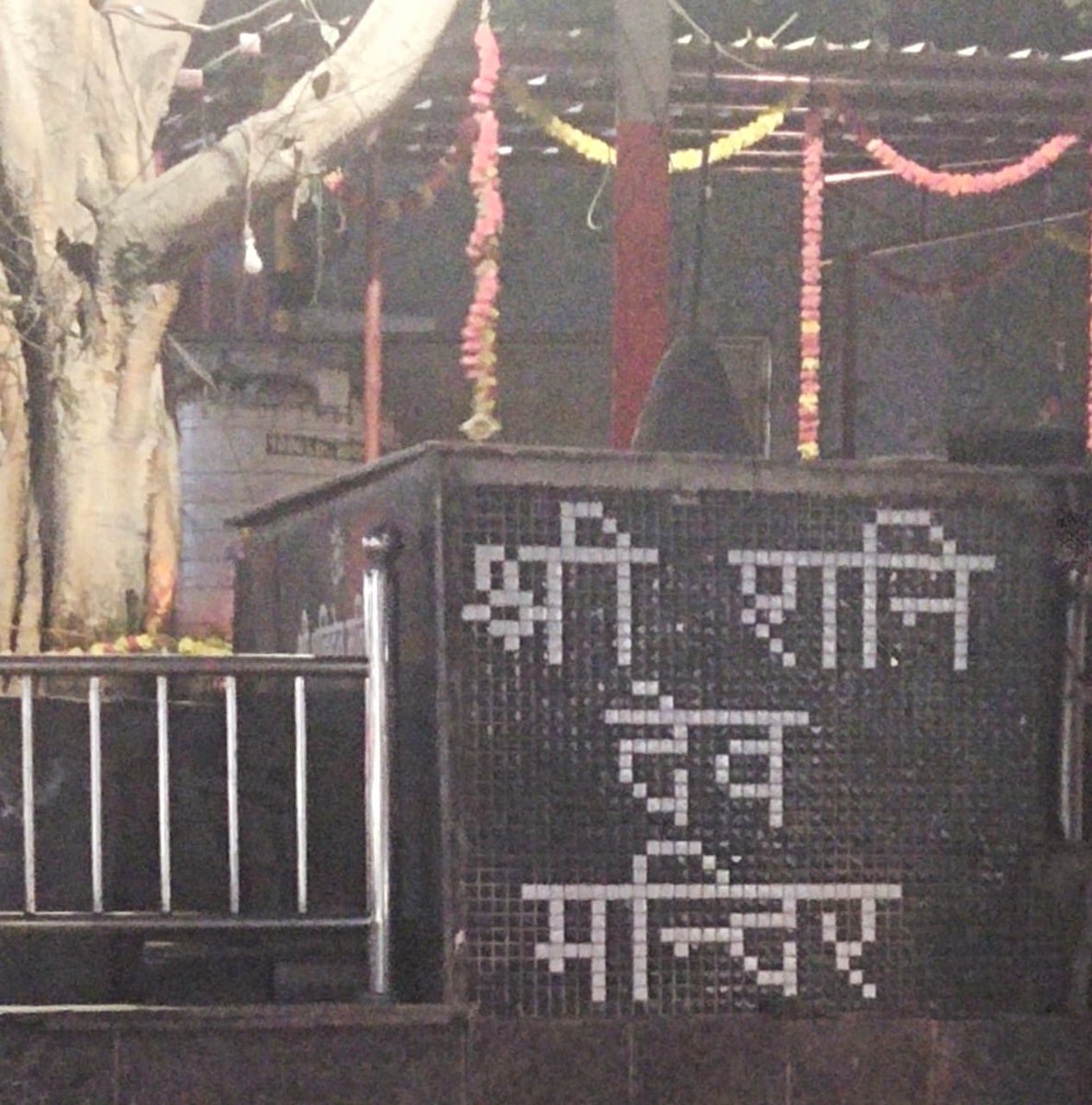 V71468645's tweet photo. पालम गांव दिल्ली में पालम गोल चक्कर पर अमर शहीद जय प्रकाश‌ गौड़ चौक स्थित श्री शनिदेव मंदिर से 50मी दूर एक ओर अवैध मीट शॉप व दूसरी ओर 40मी दूर अवैध मीट होटल से हिन्दुओं की धार्मिक भावनाएं आहत हो रही हैं।@dcp_southwestकृपया संज्ञान लें।@DelhiPolice @CPDelhi @CMODelhi @GuptaRekha https://t.co/mWASnTb0Mo