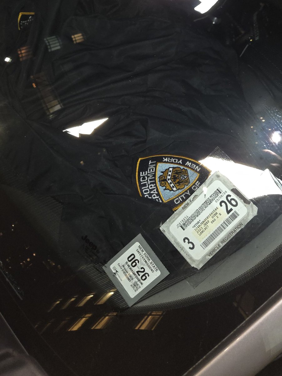 placardabuse's tweet image. These cars were illegally parked in a No Stopping zone.

They didn&apos;t even have a placard.

One was using a #FancyHat and the other threw some crumpled up #NYPDlaundry on the dashboard.

This #CultureOfCorruption is sloppy.