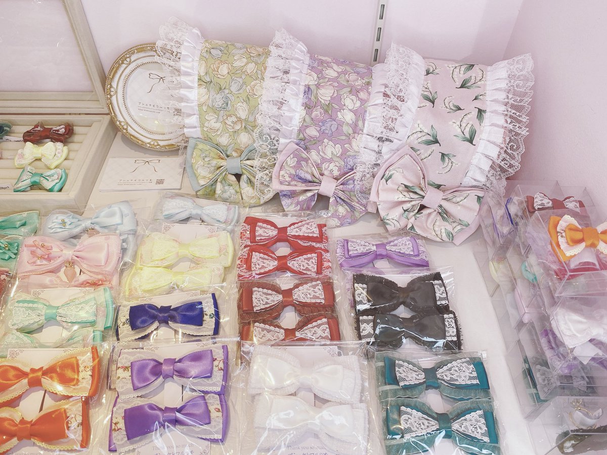 Kawaii__Stars's tweet image. Kawaii☆Stars SHOP🩷
リボン祭り🎀推し色大集合🌈

11/19
ただ今の店舗状況です♡

プシュケとワルツをさま
〈 @Waltz_with_Psyc 〉

ふんわりレースに重なるリボン🎀
揺れるいちごがキュートな🍓
リボンクリップに💕
クラシカルなヘッドドレス💐
合わせて華やぐ♡リボンリングも💍…
