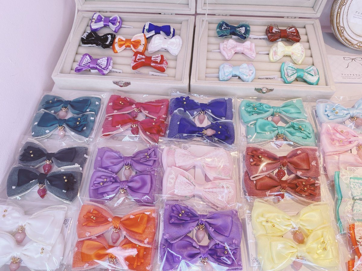 Kawaii__Stars's tweet image. Kawaii☆Stars SHOP🩷
リボン祭り🎀推し色大集合🌈

11/19
ただ今の店舗状況です♡

プシュケとワルツをさま
〈 @Waltz_with_Psyc 〉

ふんわりレースに重なるリボン🎀
揺れるいちごがキュートな🍓
リボンクリップに💕
クラシカルなヘッドドレス💐
合わせて華やぐ♡リボンリングも💍…
