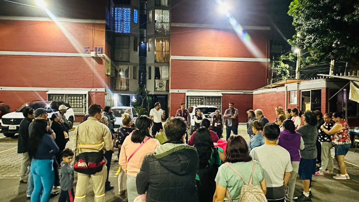 Alc_Iztapalapa's tweet photo. Un Día a la Vez en tu Unidad Habitacional llegó a Las Margaritas, en la colonia Juan Escutia. Estuvimos escuchando a nuestras vecinas y vecinos para construir soluciones a las necesidades de su entorno. 💬🤝

Seguimos trabajando desde la alcaldía para que cada unidad habitacional cuente con espacios más seguros, limpios y dignos. 🌟
#IztapalapaOrgulloDeLaTransformación