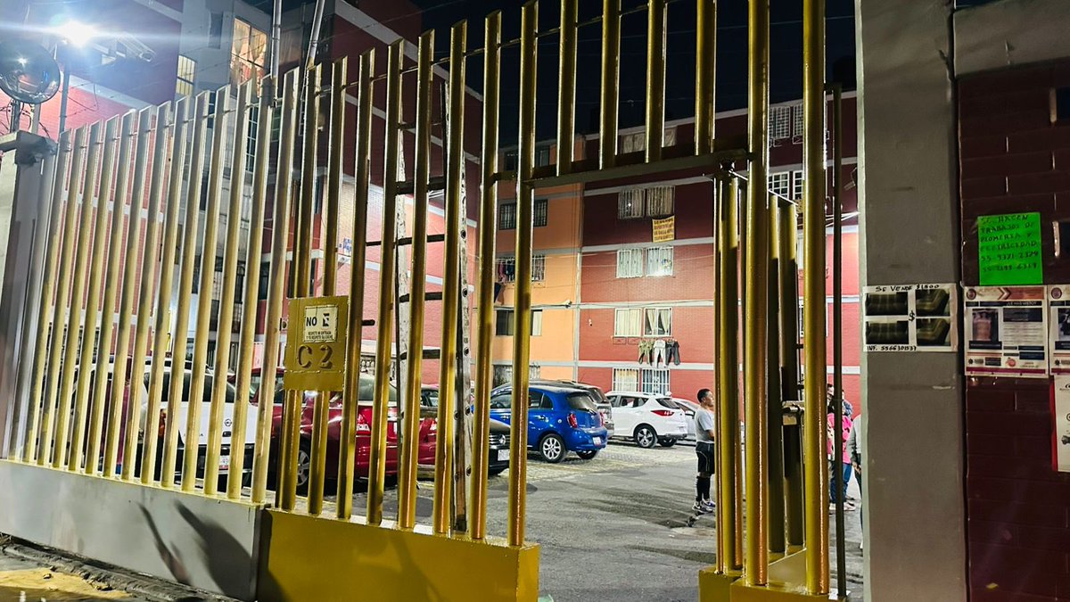 Alc_Iztapalapa's tweet photo. Un Día a la Vez en tu Unidad Habitacional llegó a Las Margaritas, en la colonia Juan Escutia. Estuvimos escuchando a nuestras vecinas y vecinos para construir soluciones a las necesidades de su entorno. 💬🤝

Seguimos trabajando desde la alcaldía para que cada unidad habitacional cuente con espacios más seguros, limpios y dignos. 🌟
#IztapalapaOrgulloDeLaTransformación