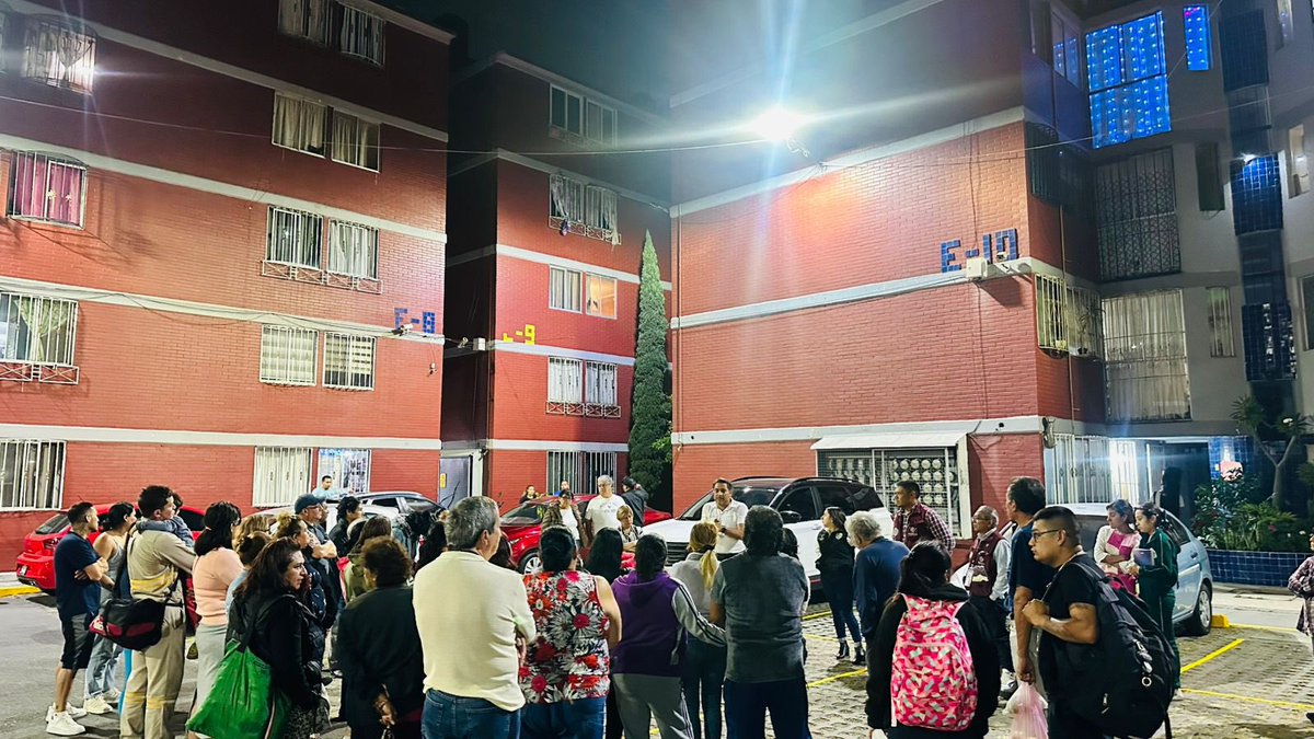 Alc_Iztapalapa's tweet photo. Un Día a la Vez en tu Unidad Habitacional llegó a Las Margaritas, en la colonia Juan Escutia. Estuvimos escuchando a nuestras vecinas y vecinos para construir soluciones a las necesidades de su entorno. 💬🤝

Seguimos trabajando desde la alcaldía para que cada unidad habitacional cuente con espacios más seguros, limpios y dignos. 🌟
#IztapalapaOrgulloDeLaTransformación