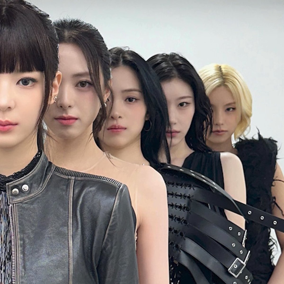 itzypopbase's tweet image. ITZY recreates one of their most iconic photos.