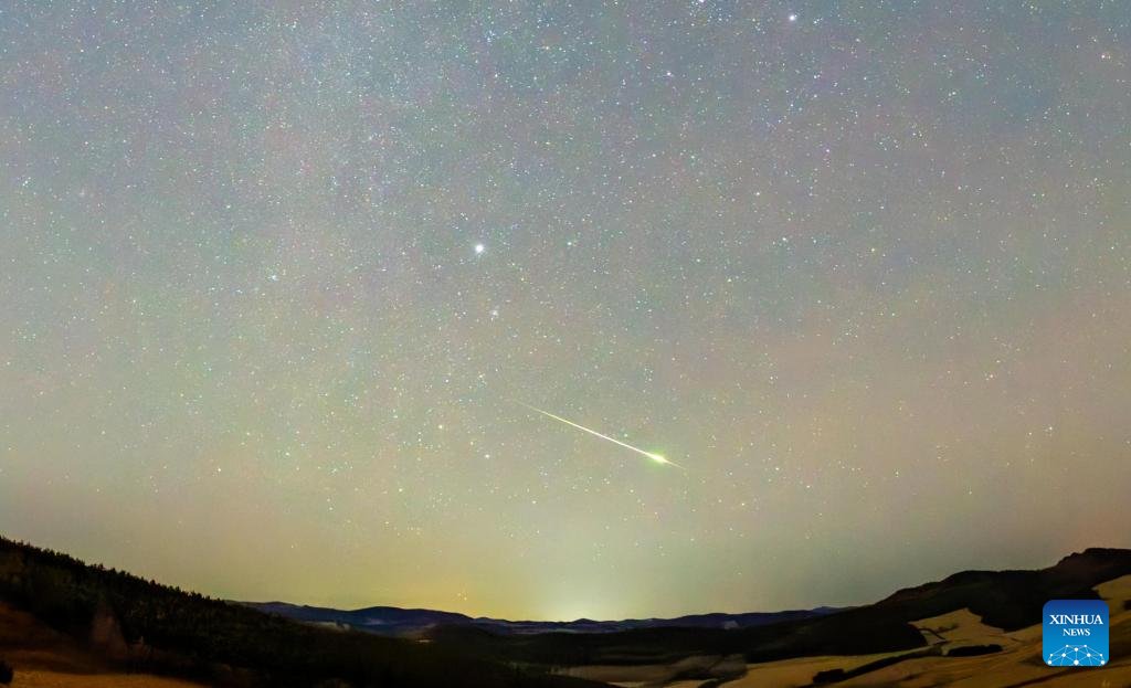 PDChina's tweet image. Make a wish! 🌠The Leonid meteor shower, known as the &quot;King of Meteor Showers&quot; that peaks during mid-November each year, was spotted on Tuesday night in Harbin, northeast China&apos;s Heilongjiang Province.