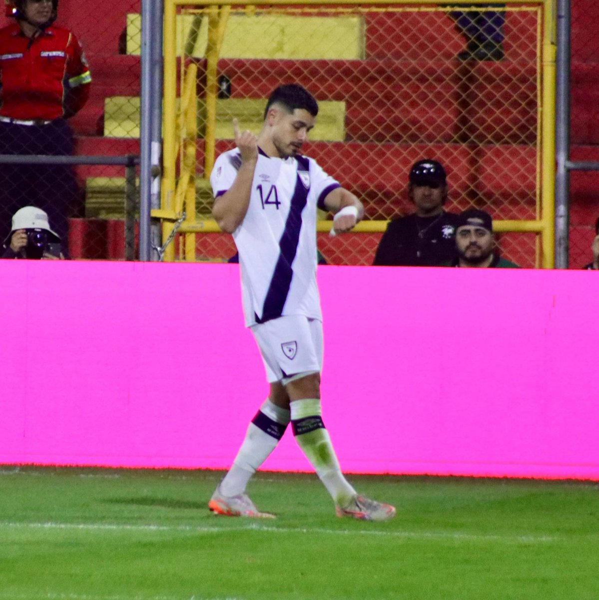 Disculpen los insultos, roncadera, xenofobia y demás. 

Guatemala enseñándole a Surinam los rangos. Gracias hermanos chapines. 

Panamá es su casa cuando quieran.