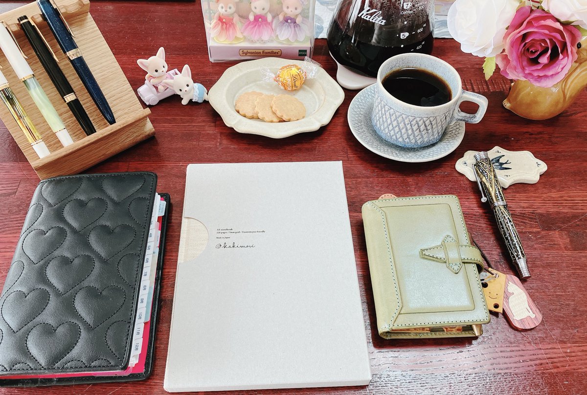 mk_t_log's tweet image. 用事を済ませて帰宅！

家事をする前に手帳タイムして休憩します📔☕️🍫