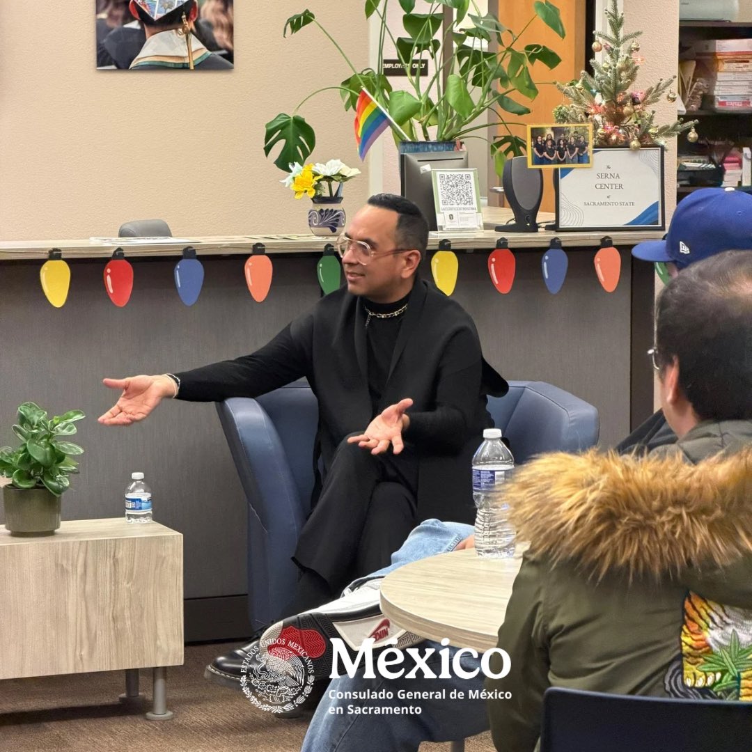 El Cónsul General @tonatiuh_ 🇲🇽 conversó con estudiantes de relaciones internacionales en @SacState 🎓🐝 sobre diplomacia mexicana, juventud y Diplomacia Cultural.

#DiplomaciaCulturalMX #DiplomaciaMX #CentroSerna