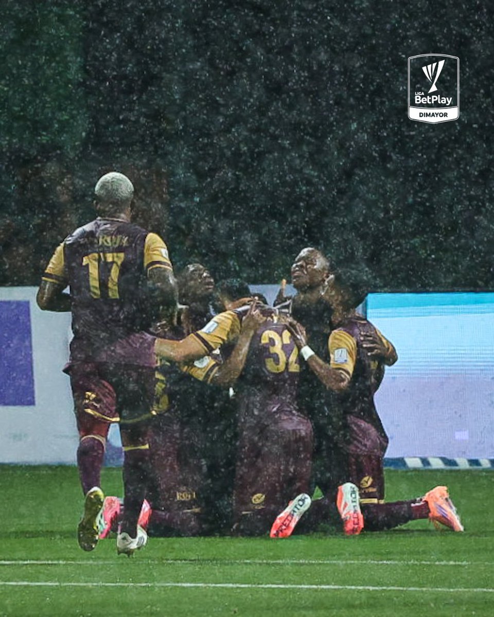 LigaBetPlayD's tweet image. Bajo la lluvia inclemente, El Pijao se hace grande y comienza sumando de a tres.

#UnaLigaConMásPasión #LigaBetPlayDimayor #fpc #futbolcolombiano