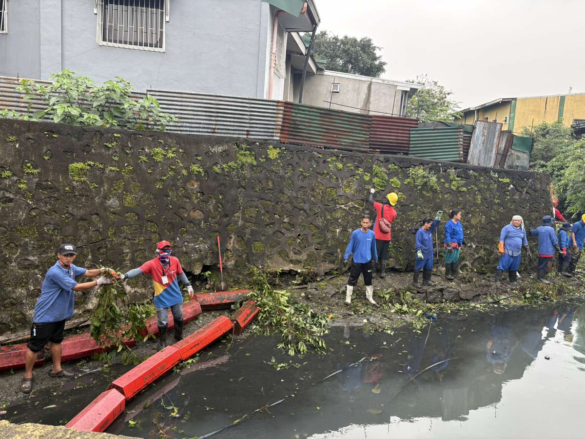 _izzylee's tweet image. A cleanup and dredging operation was carried out at Buhangin Creek in Mandaluyong led by the MMDA in coordination with local government unit.
 
The initiative aimed to address persistent flooding and improve water flow along the creek. @ABSCBNNews