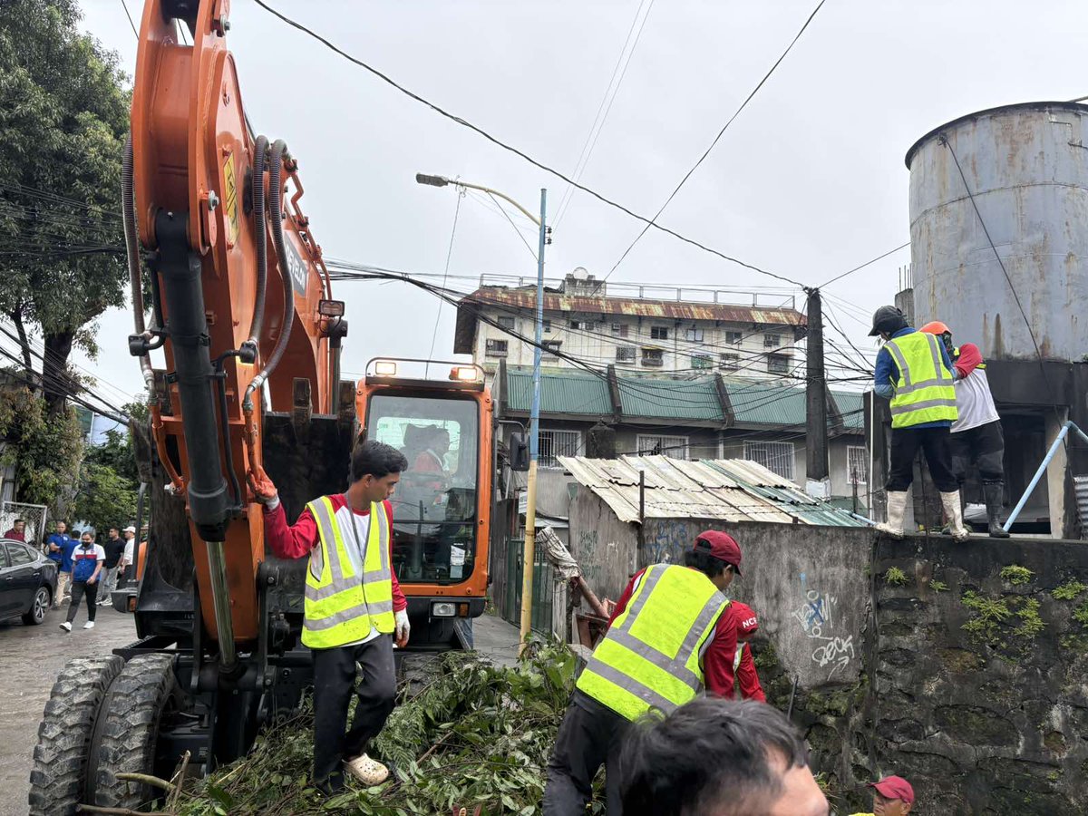 _izzylee's tweet image. A cleanup and dredging operation was carried out at Buhangin Creek in Mandaluyong led by the MMDA in coordination with local government unit.
 
The initiative aimed to address persistent flooding and improve water flow along the creek. @ABSCBNNews