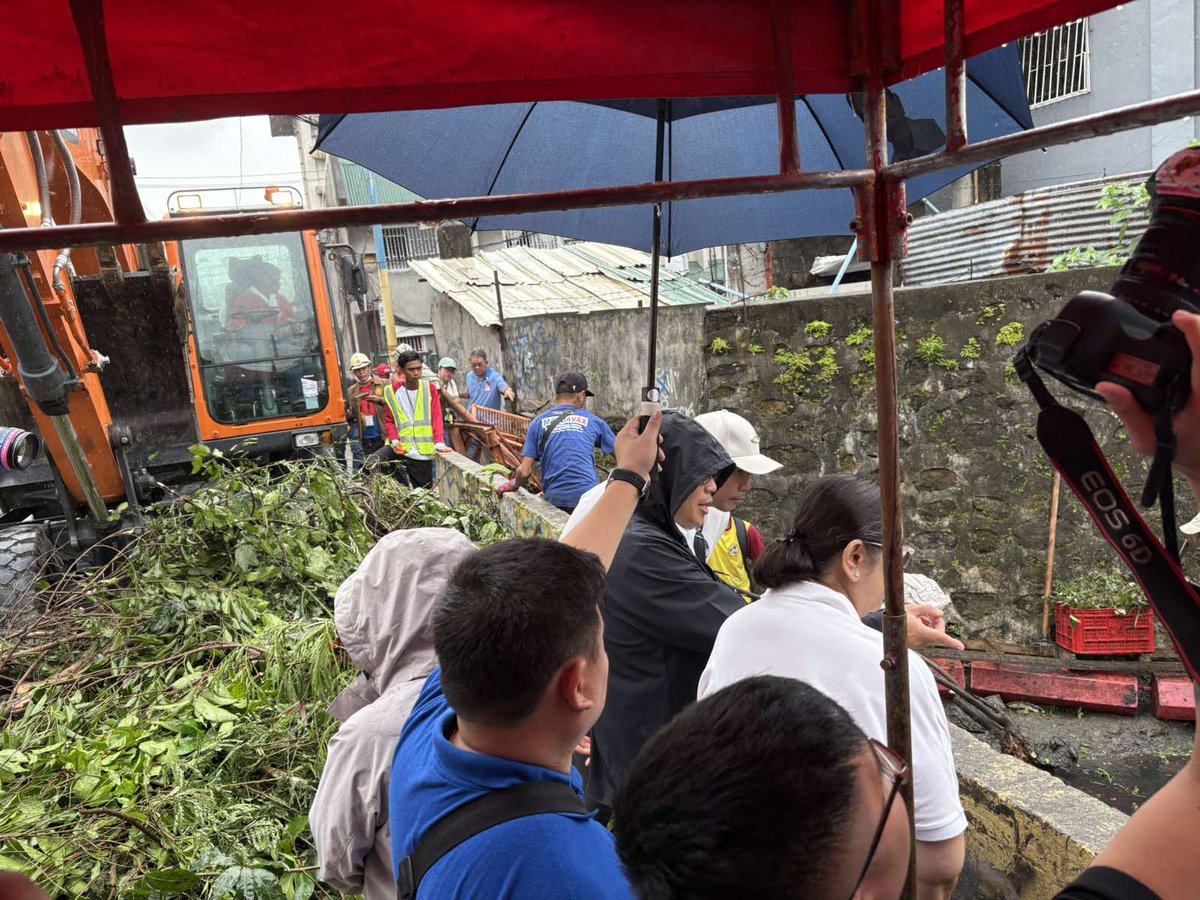 _izzylee's tweet image. A cleanup and dredging operation was carried out at Buhangin Creek in Mandaluyong led by the MMDA in coordination with local government unit.
 
The initiative aimed to address persistent flooding and improve water flow along the creek. @ABSCBNNews