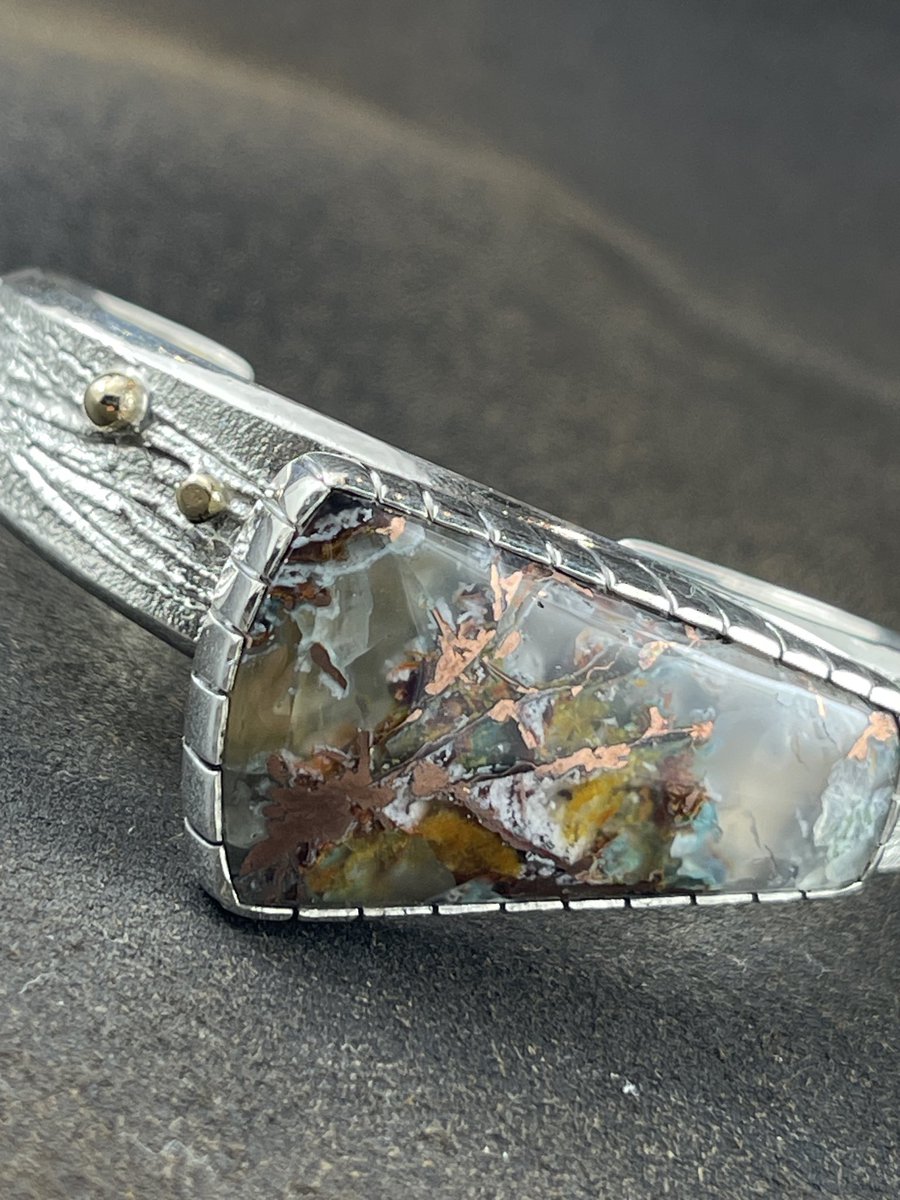 hazard_holiday's tweet photo. Cucc Melt Down Bangle
まるで金属が“溶けて飛び散った瞬間”を閉じ込めたようなCucc(コック)
その銅の軌跡に呼応するように、14Kゴールドを配置した、唯一無二のバングルです。
ご購入ありがとうございました。
#Cucc
#コパークリソコラインカルセドニー
#copperchrysocollainchalcedony https://t.co/mq33yyDGp2