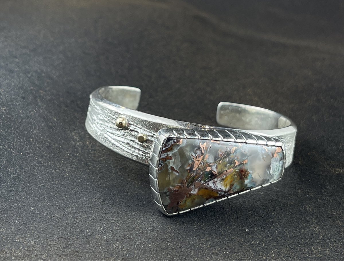 hazard_holiday's tweet photo. Cucc Melt Down Bangle
まるで金属が“溶けて飛び散った瞬間”を閉じ込めたようなCucc(コック)
その銅の軌跡に呼応するように、14Kゴールドを配置した、唯一無二のバングルです。
ご購入ありがとうございました。
#Cucc
#コパークリソコラインカルセドニー
#copperchrysocollainchalcedony https://t.co/mq33yyDGp2