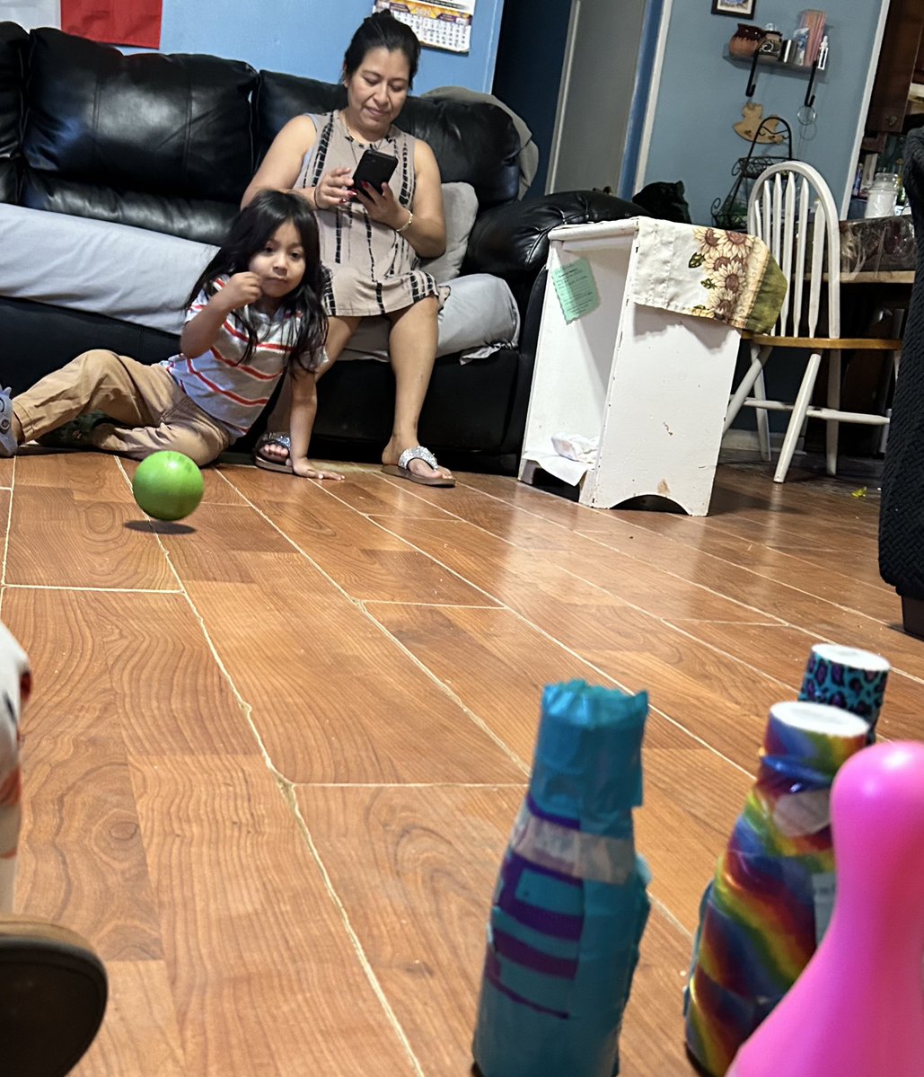 RCPS_EarlyLearn's tweet image. 🎳 Mom and Student D teaming up for hand-eye fun with bowling during PAT visit!
#parentsasteachers #family #pat #dph #homevisitors