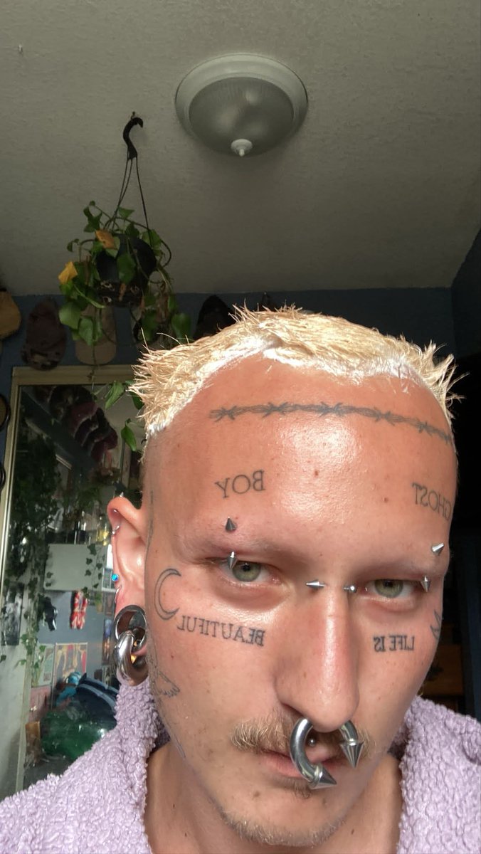 FabiBorba's tweet image. Não é vdd. Ele tem família. Casa. E recebe 1/3 de aluguel de uma loja. Ele não quer trabalhar. Porque as pessoas tem que aceitar ele só jeito que é. Agride o pai por não sustentá-lo. Diz que não nasceu para trabalhar. Prefere manipular, mentir e enganar. Roubou