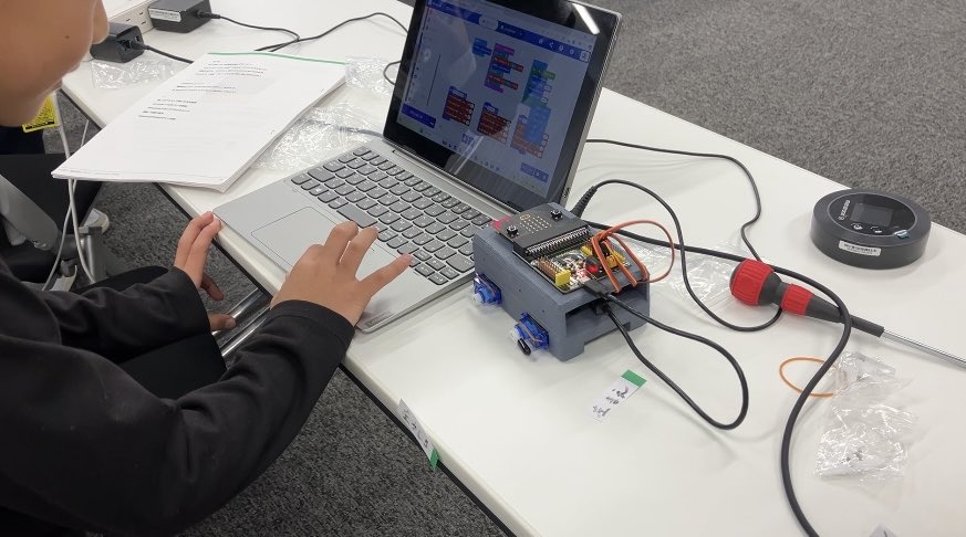 jeml2025's tweet image. ロボットプログラミング講座：Micro:bitで4足ロボットをつくって「関数」で動かそう。講座の様子です。足の動きがなかなか複雑でしたが無事に完成しました！　#microbit #4足歩行