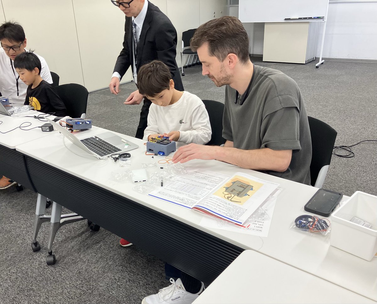 jeml2025's tweet image. ロボットプログラミング講座：Micro:bitで4足ロボットをつくって「関数」で動かそう。講座の様子です。足の動きがなかなか複雑でしたが無事に完成しました！　#microbit #4足歩行