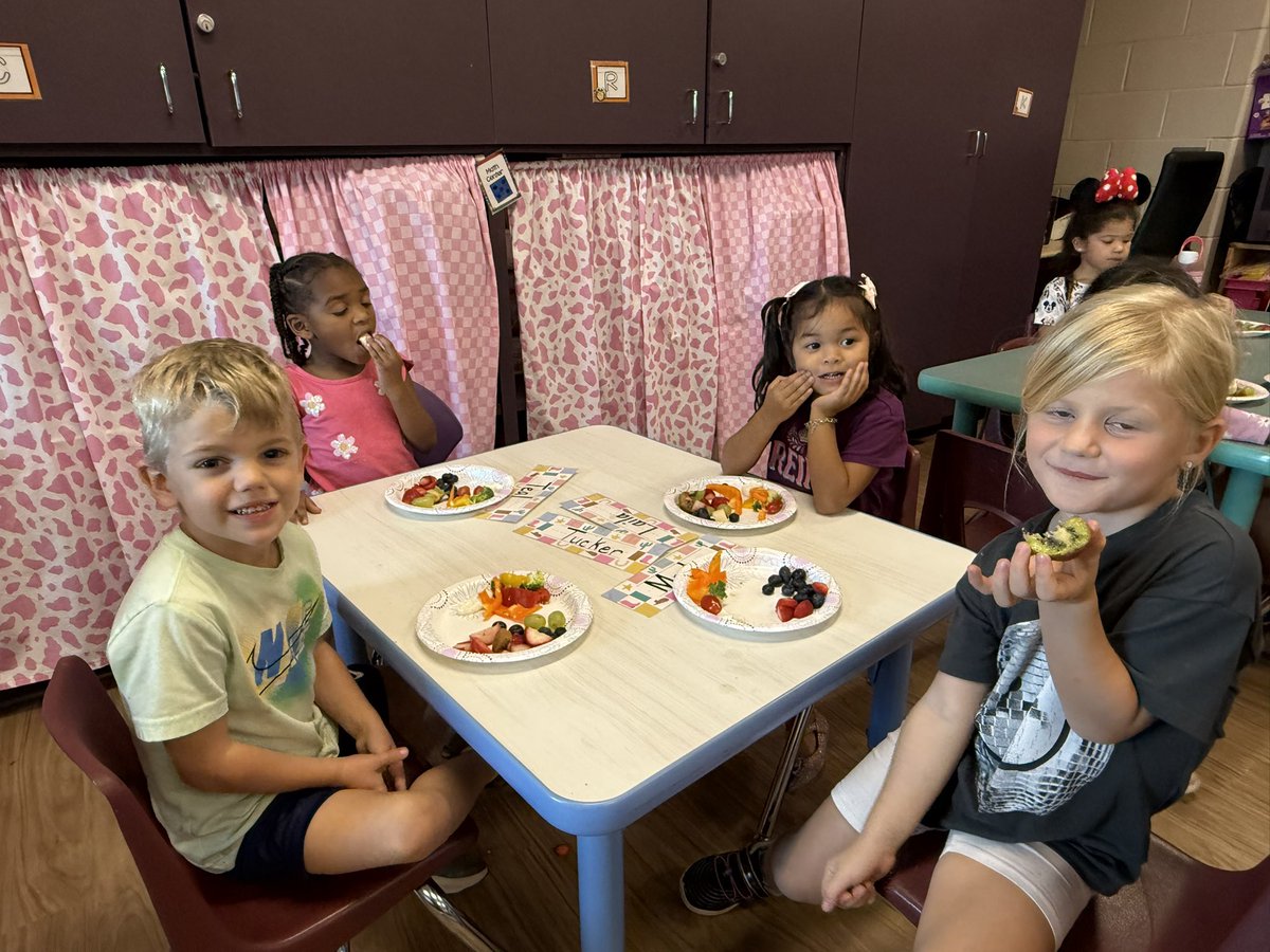 MrsCooperMBE's tweet photo. We enjoyed our healthy snacks today as part of our taking care unit. Then students voted on their favorite. Thanks to our wonderful families for donating our fruits and vegetables. @HumbleISD_MBE @HumbleISD_PREK https://t.co/fke3sKSGVP