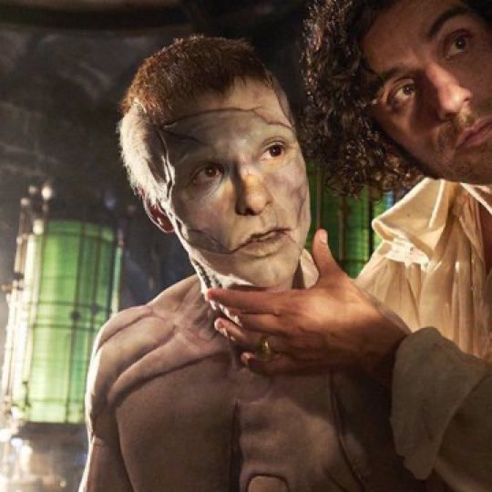 ได้คำตอบเรื่องตาดำสองข้างไม่เท่ากันของน้องแล้ว 😭😭 คุณไมค์ ฮิลล์ กับคุณเคทบอกว่าจริงๆมีคอนแทคเลนส์ให้คุณเจคอบสองข้างเหมือนกันแต่พอดีข้างนึงใส่แล้วเคืองเลยต้องเอาออก ปรากฎว่าลุคนี้ถูกใจทีม ตาน้องเลยมีข้างนึงโตกว่าอีกข้างที่เป็นตาจริงของคุณเจคอบ
Happy accident มาก แง