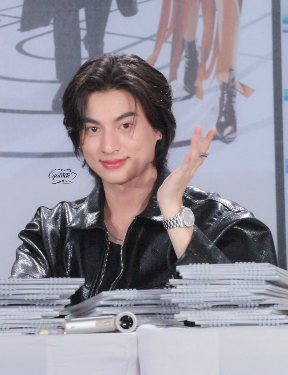 Cyanide24121990's tweet photo. เหมาะมาก เหมาะกับเพลงนี้มาก โฉมเอ้ยโฉมงามอร่ามแท้ แลตะลึง🤣
โบกมือได้จุ๊บจิ๊บมาก
GULF X CH3 CALENDAR
#Ch3calendar2026xGulf
#เซ็นปฏิทินช่อง3ปี69D1
@gulfkanawut ꕀ #Gulfkanawut 𐐪𐑂 

〰️  #CyanideXgulfpic ᱸ⁎⁺˳ https://t.co/XajpEACnK4
