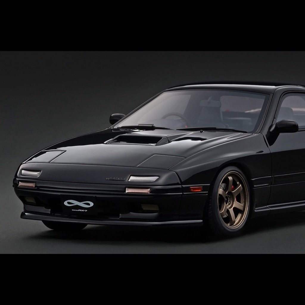 リバイバルから純正ボディに定番ホイールを履いた「サバンナRX-7（FC3S