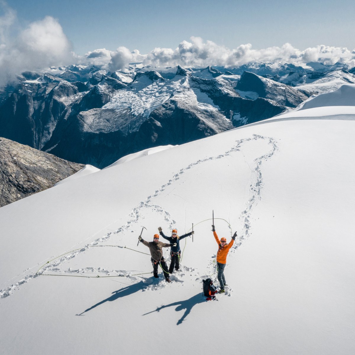 SonoraResort's tweet photo. Elevate your adventure: soar over glacial peaks, paddle in alpine lakes, and explore remote ridgelines with our Helicopter Adventures at Sonora Resort. 🚁🌲 #HeliAdventure #LuxuryTravel #SonoraResort https://t.co/tZOTPsuFgp