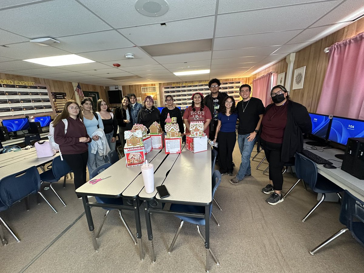 missionechs's tweet photo. MECHS Bake Club hosts Gingerbread Decorating Activity during lunch. #PhoenixFamily #TeamSISD @SocorroISD @Contreras_MECHS https://t.co/a3e7AnZTTw