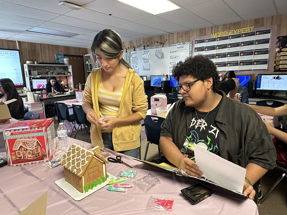 missionechs's tweet photo. MECHS Bake Club hosts Gingerbread Decorating Activity during lunch. #PhoenixFamily #TeamSISD @SocorroISD @Contreras_MECHS https://t.co/a3e7AnZTTw