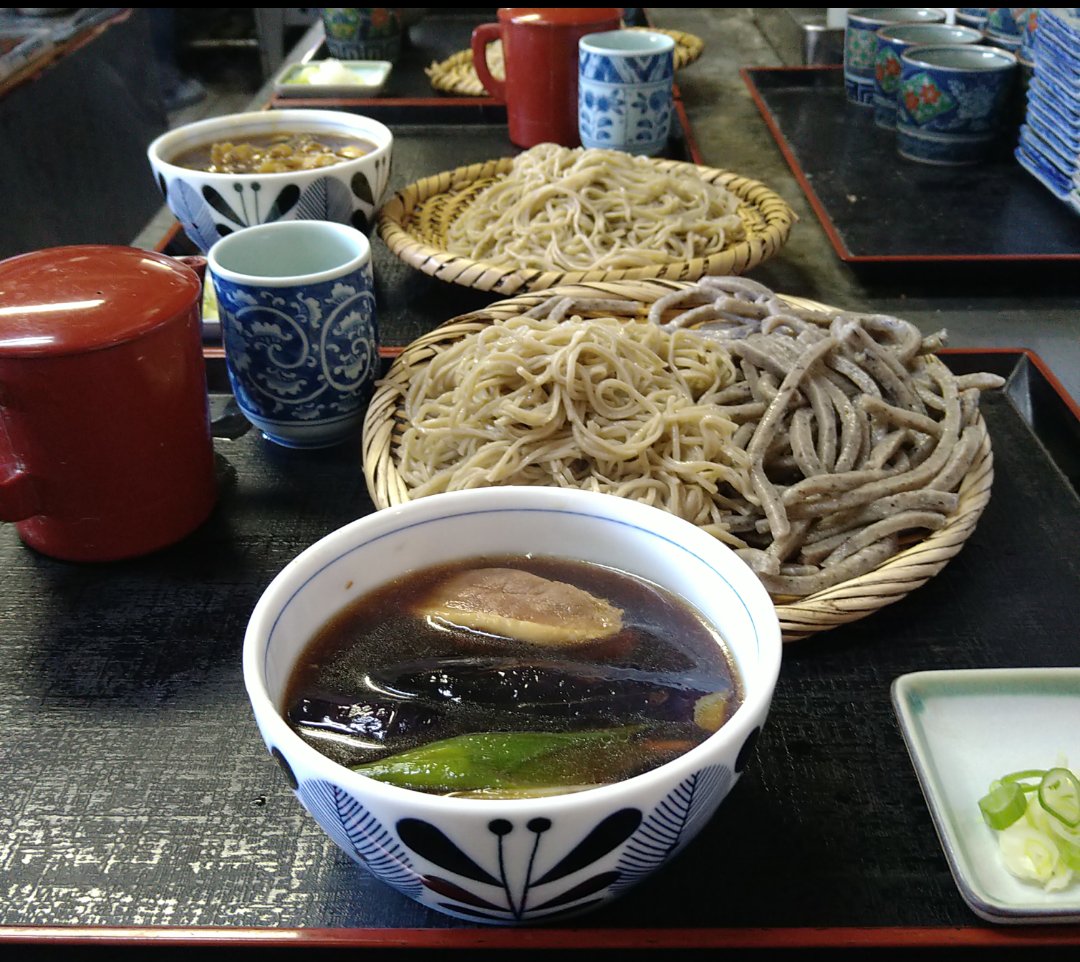 鴨汁🦆合盛蕎麦です
十割蕎麦と
合盛蕎麦(黑)です
黑い田舎蕎麦も十割で
打っています
石臼挽き自家製粉
日本国内産使用
科学調味料使いません
新蕎麦です
11月24日(月)休み
11月25日(火)休み
連休します🙇
☎027-364−4474
#鴨汁蕎麦 #新蕎麦 #叶家 
#そば処叶家 #十割蕎麦