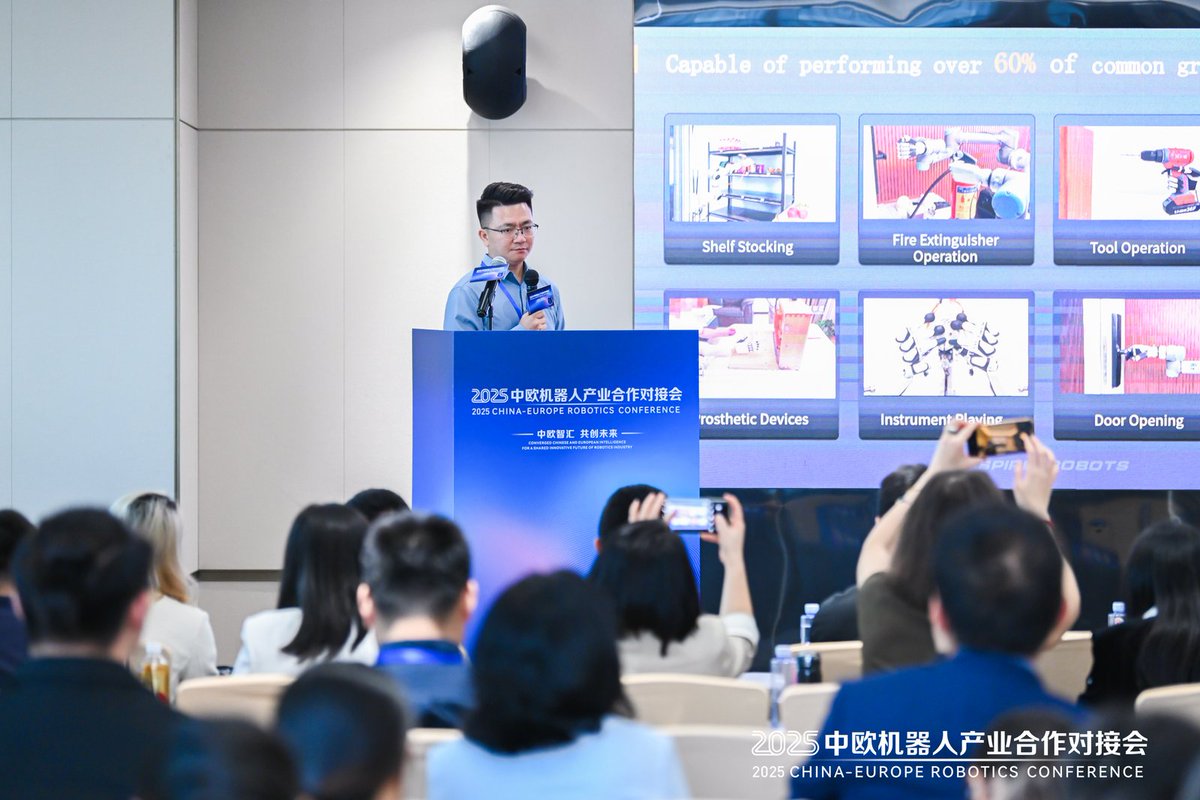 Inspire_robots's tweet image. 🤩 INSPIRE ROBOTS at 2025China-Europe Robotics Conference 🤝 
General Manager Mendel was invited to attend the event and delivered a keynote speech on the theme “From Core Components to System-Level Capabilities.”